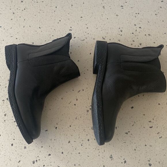 BCBGeneration Yuri Women’s Black Leather Ankle Chelsea Pull On Boots Size 5.5M - Picture 3 of 14